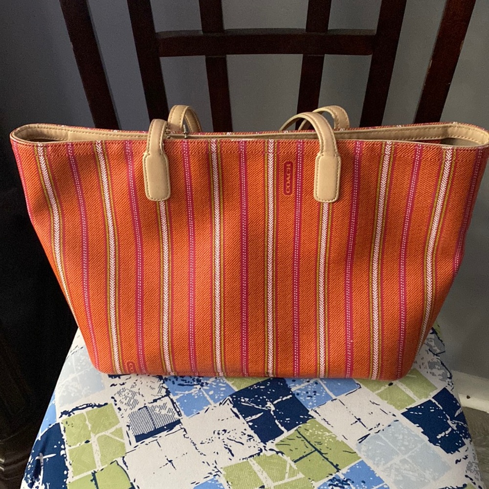 Beautiful Coach Handbag - Perfect for beach or daily use!